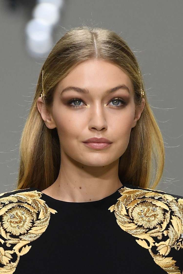 Más de 50 sugerencias de verano inspiradas en las celebridades 6 - 【MioEstilo】 peinado mujer 2018 verano Gigi Hadid look pasarela semana de la moda cabello largo plateado lados centro despedida