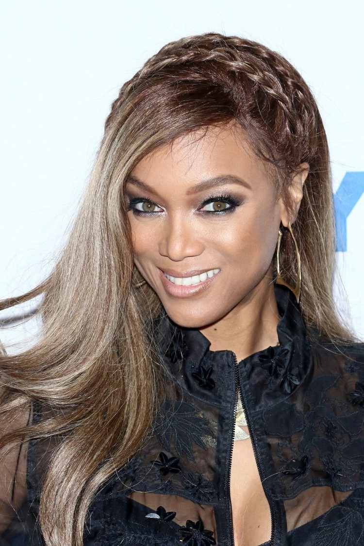 Más de 50 sugerencias de verano inspiradas en las celebridades 5 - 【MioEstilo】 Peinado de verano 2018 para mujer Tyra Banks corona trenzada flequillo lateral largo