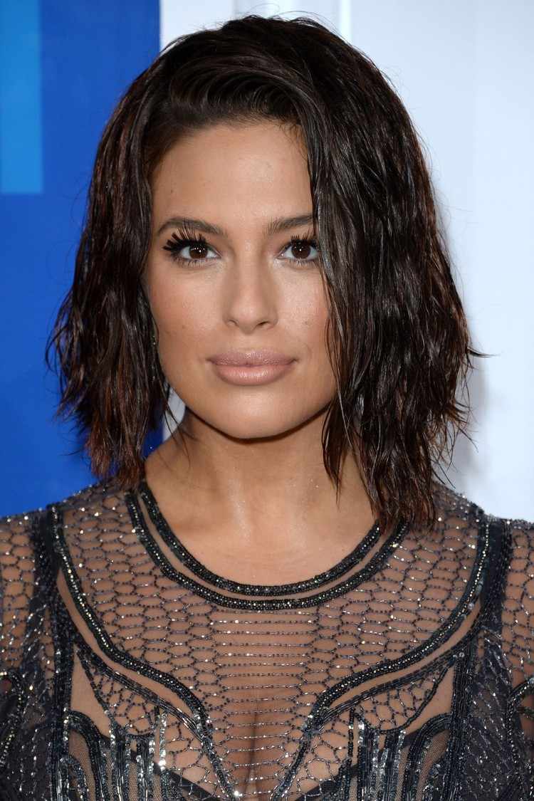 Más de 50 sugerencias de verano inspiradas en las celebridades 3 - 【MioEstilo】 peinado mujer 2018 verano Ashley Graham corte cuadrado corto look mojado