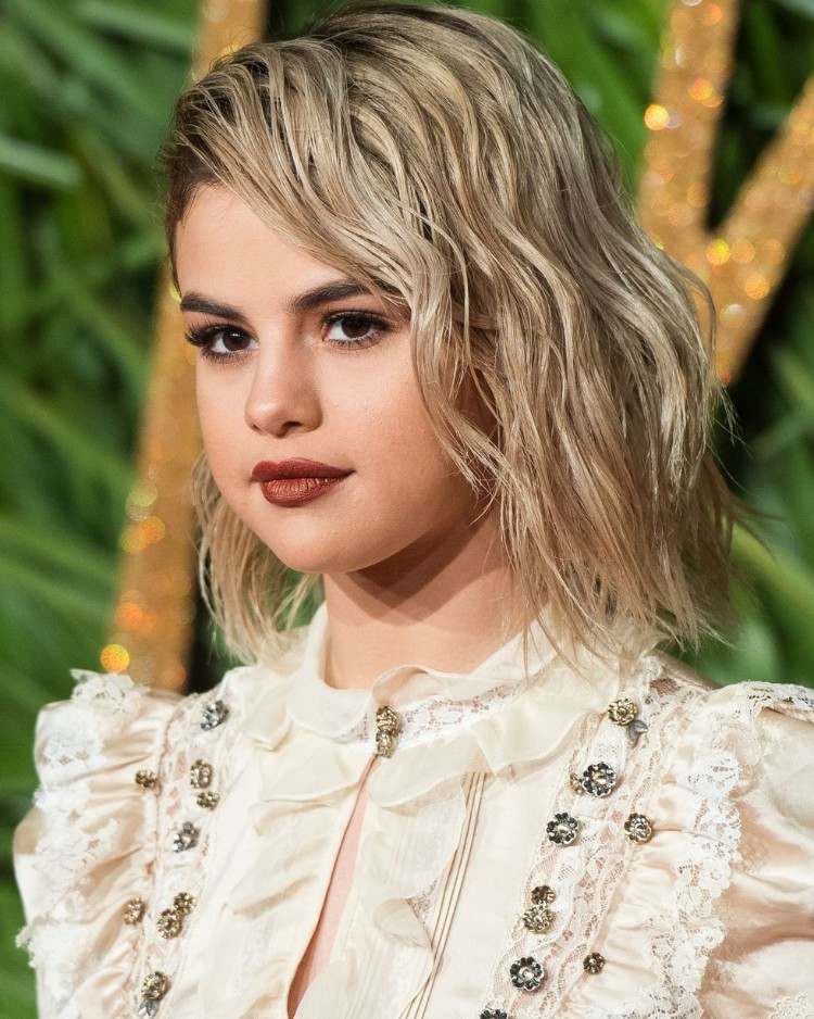 Más de 50 sugerencias de verano inspiradas en las celebridades 18 - 【MioEstilo】 estilo femenino 2018 cabello corto de color de verano Selena Gomez cuadrado ondulado corto