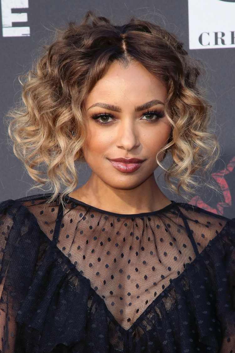Más de 50 sugerencias de verano inspiradas en las celebridades 19 - 【MioEstilo】 estilo femenino 2018 verano cabello corto rizado colorido ombre estilo tendencia verano colorante