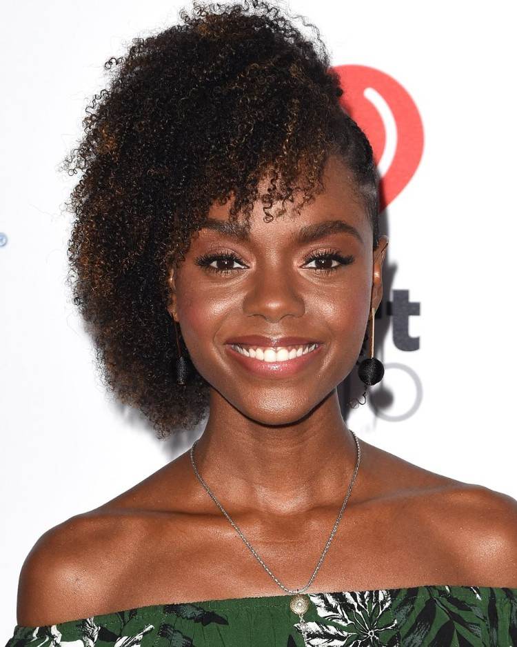 Más de 50 sugerencias de verano inspiradas en las celebridades 17 - 【MioEstilo】 estilo femenino 2018 verano pelo afro lado corto plateado