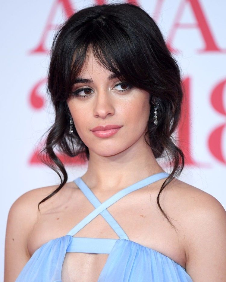 Más de 50 sugerencias de verano inspiradas en las celebridades 12 - 【MioEstilo】 estilo femenino 2018 verano Camila Cabello romántico alfombra roja look suelto ondulado mechones