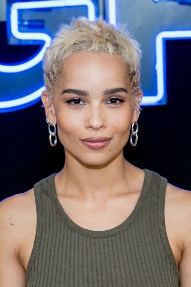 Más de 50 sugerencias de verano inspiradas en las celebridades 52 - 【MioEstilo】 peinado de mujer de este año, Zoe Kravits con un corte de pelo ultra corto rubio platino y estilo de verano tendencia