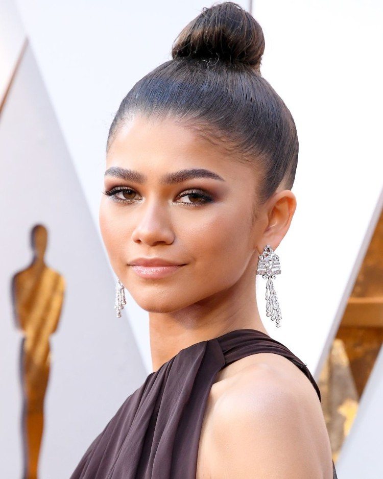 Más de 50 sugerencias de verano inspiradas en las celebridades 51 - 【MioEstilo】 peinado de mujer de este año, Zendaya con un elegante moño alto para verano