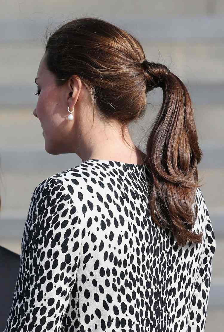 Más de 50 sugerencias de verano inspiradas en las celebridades 56 - 【MioEstilo】 peinado de mujer de este año, cola de caballo ligeramente ondulada de Kate Middleton