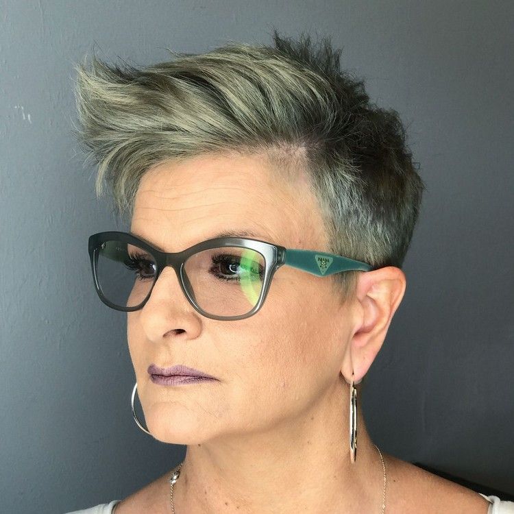 Ideas de corte de pelo de colores para mujeres mayores de 50 años con anteojos