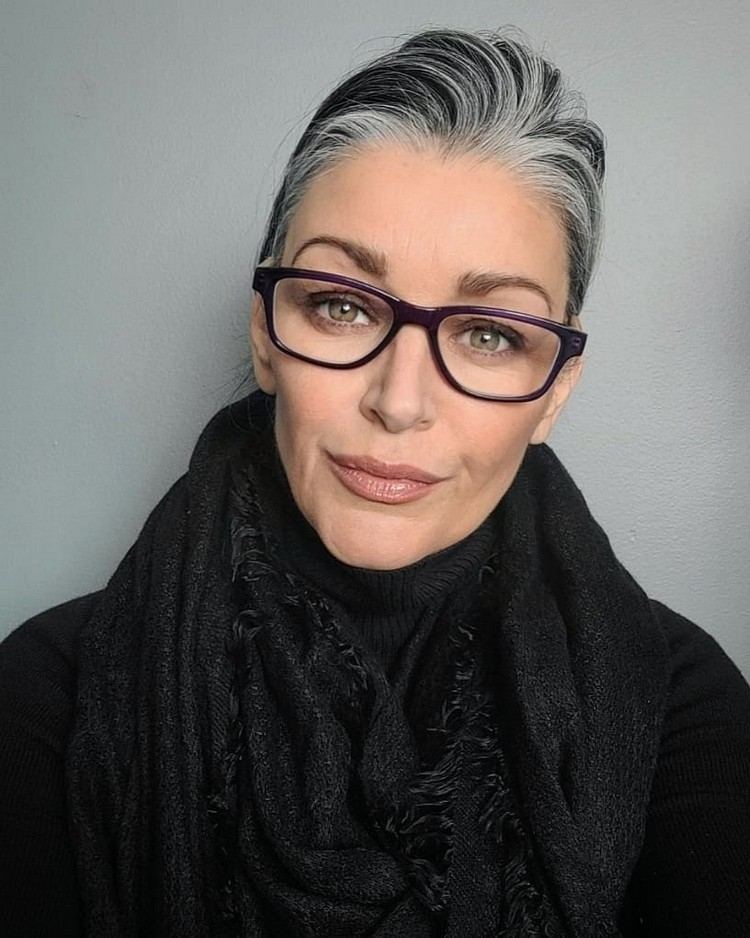 mejores ideas peinado mujer 40 50 años con gafas