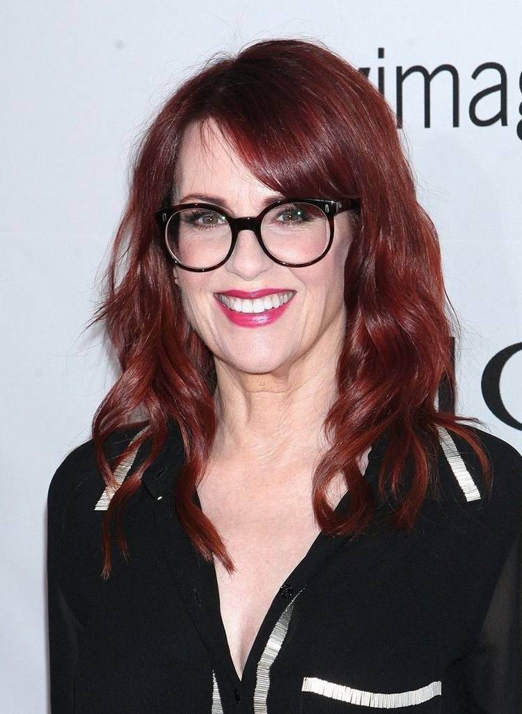 qué color de corte de pelo elegir mujer de 50 años con gafas