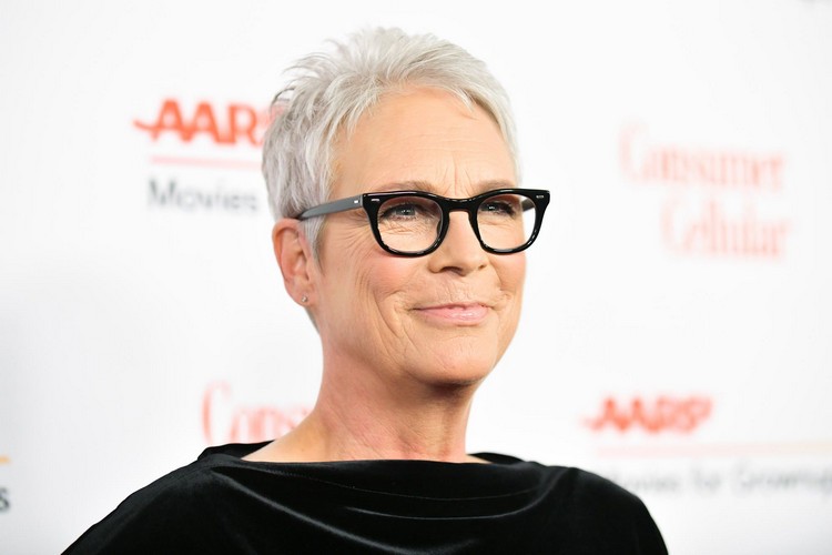 corte de pelo corto pelo blanco mujer 60+ gafas Jamie Lee Curtis