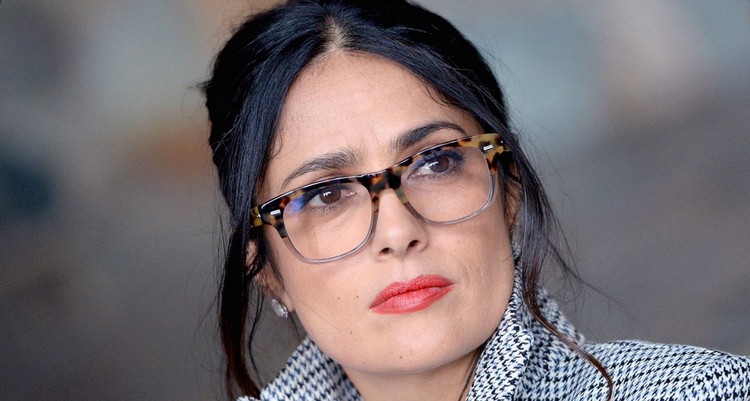 Salma Hayek 50 años peinado con lentes de cuerno estampados