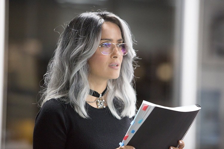 Salma Hayek cabello canoso gafas finas con montura metálica