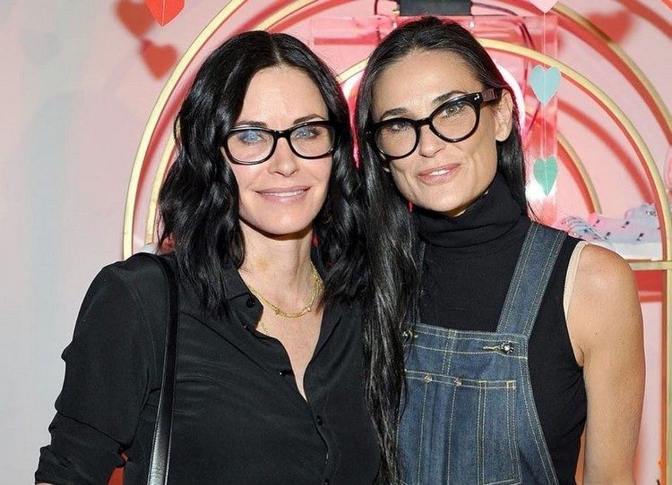 Peinado de Courteney-Cox-Demi-Moore para mujer de 50 años con lentes