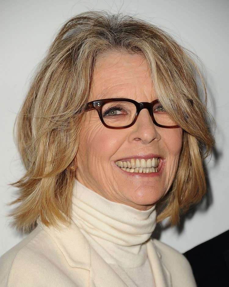 que peinado a la mitad mujer de 50 años con lentes Diane Keaton