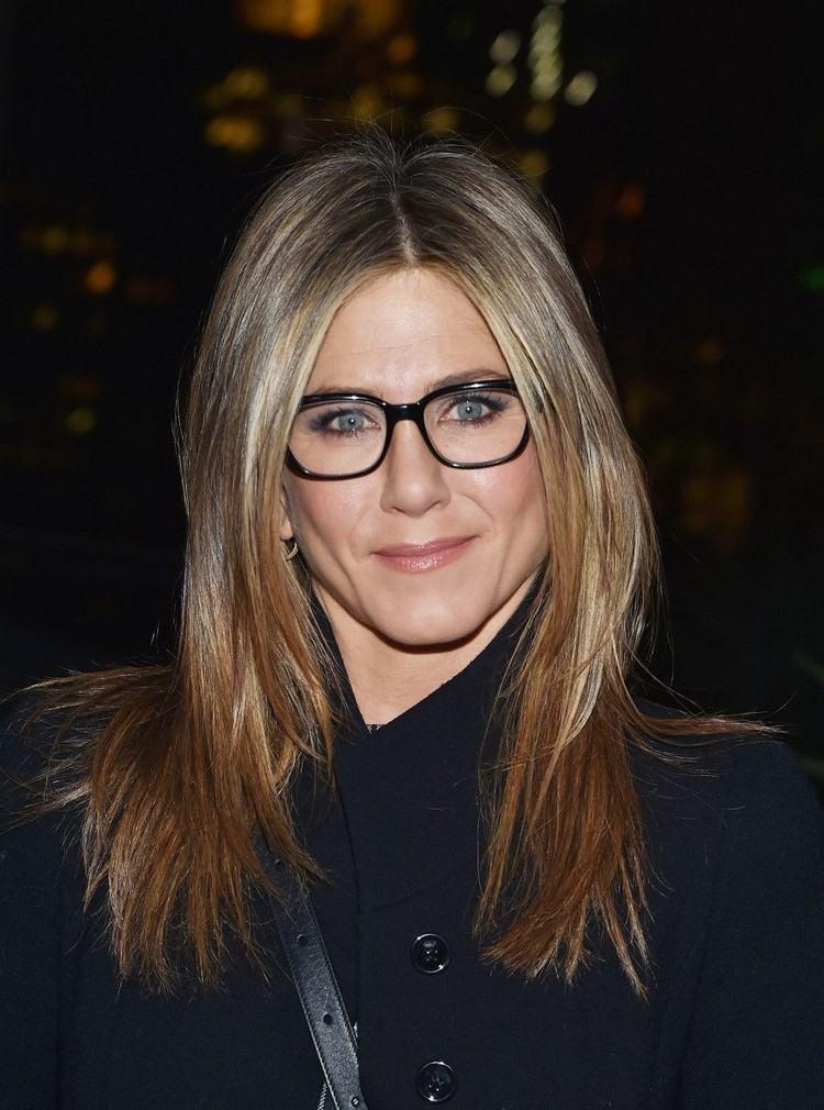 Jennifer-Aniston gafas clásicas pelo liso con raya a la mitad