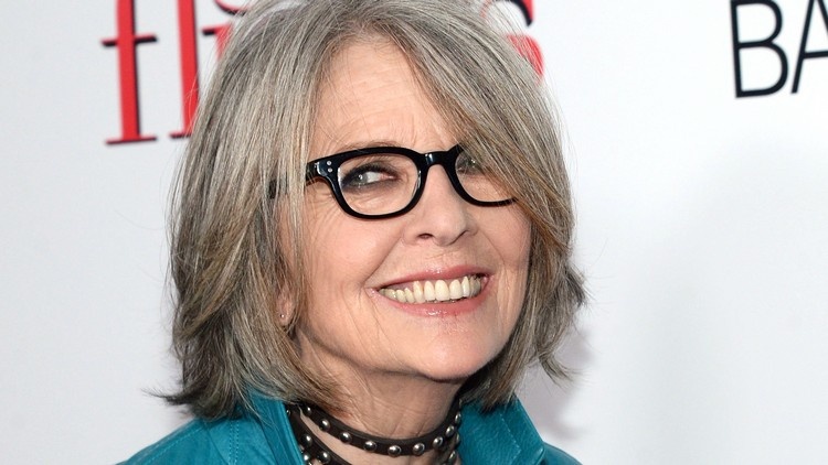 peinado para mujeres mayores de 60 canas anteojos Diane Keaton