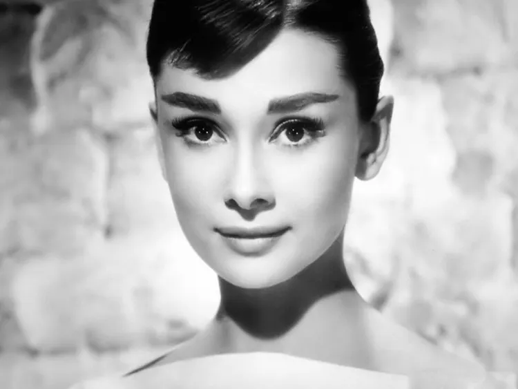 peinado de mujer con flequillo estilo audaz e inspirador de Audrey Hepburn