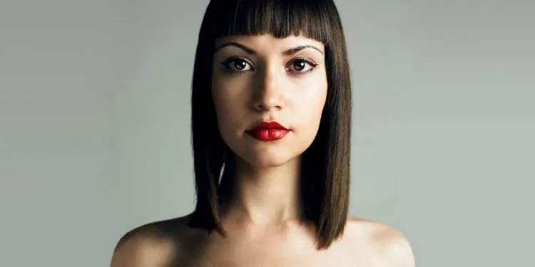 qué peinado con baby bangs corte lob mujer oficina fiesta adecuado