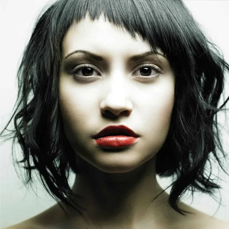 peinado mujer bebé flequillo experimento corte de pelo asimétrico forma de cara indefinida