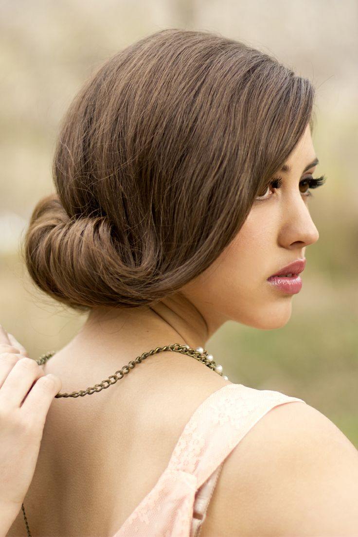 peinado-mujer-moño-bajo-vintage-collar-maquillaje