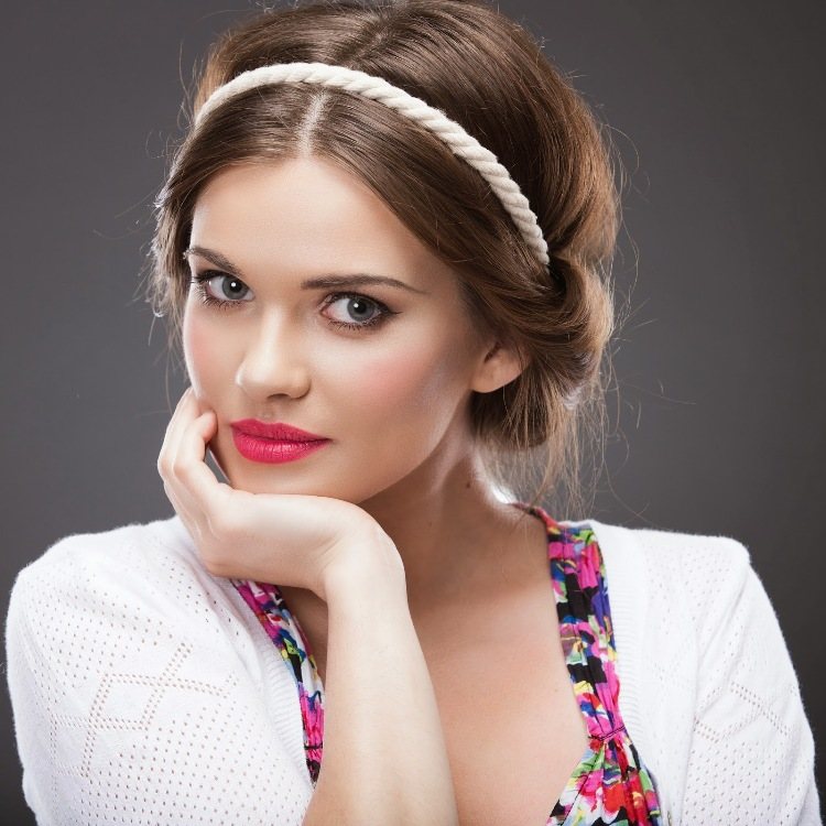 peinado-mujer-chgnon-medias-retro-romantico-espiritu-faja-fina-sobrio-perlas