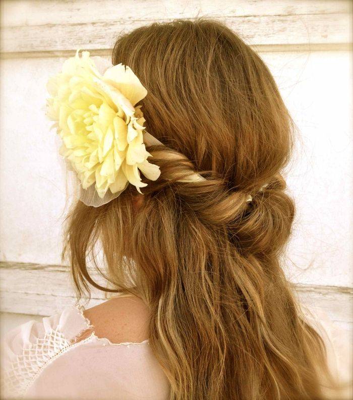 peinado-mujer-estilo-boho-mechas-trenzado-deco-flor