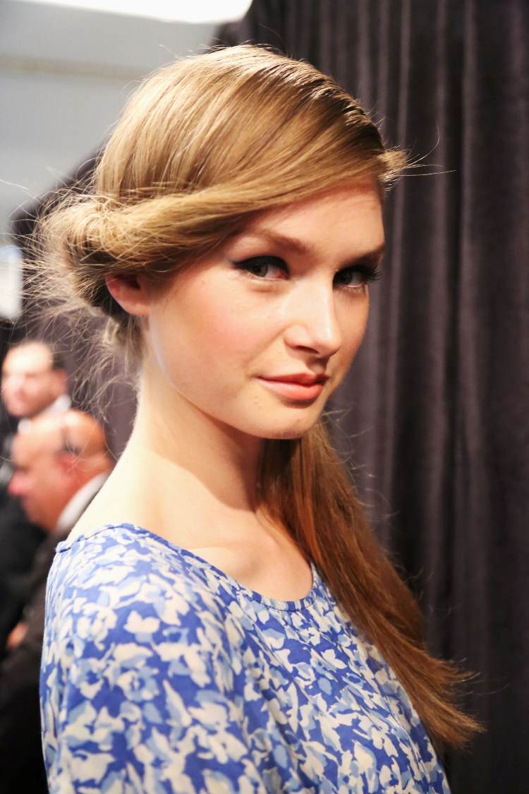 peinado-mujer-pelo-largo-flequillo-torcido-estilo-60s