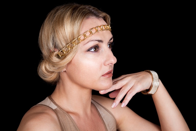 peinado-mujer-moño-bajo-tiara-brazalete-dorado-solido