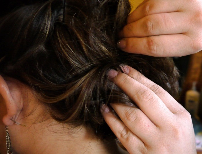 peinado de mujer torcido horquillas-tallos-mechas