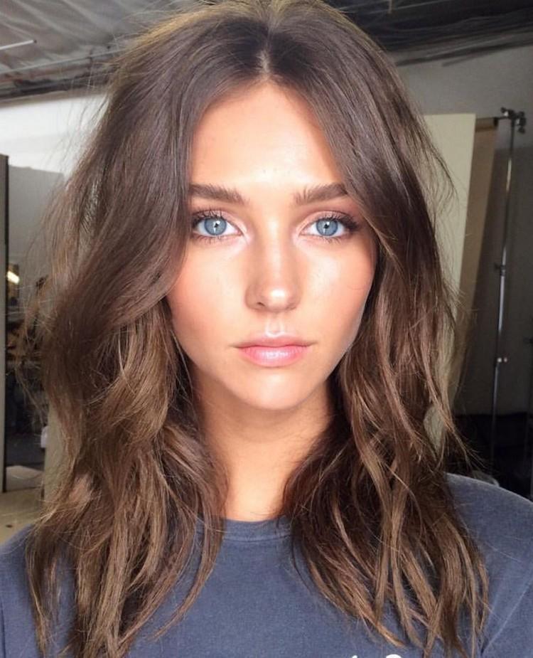 peinado de moda de mujer con cabello castaño en este año