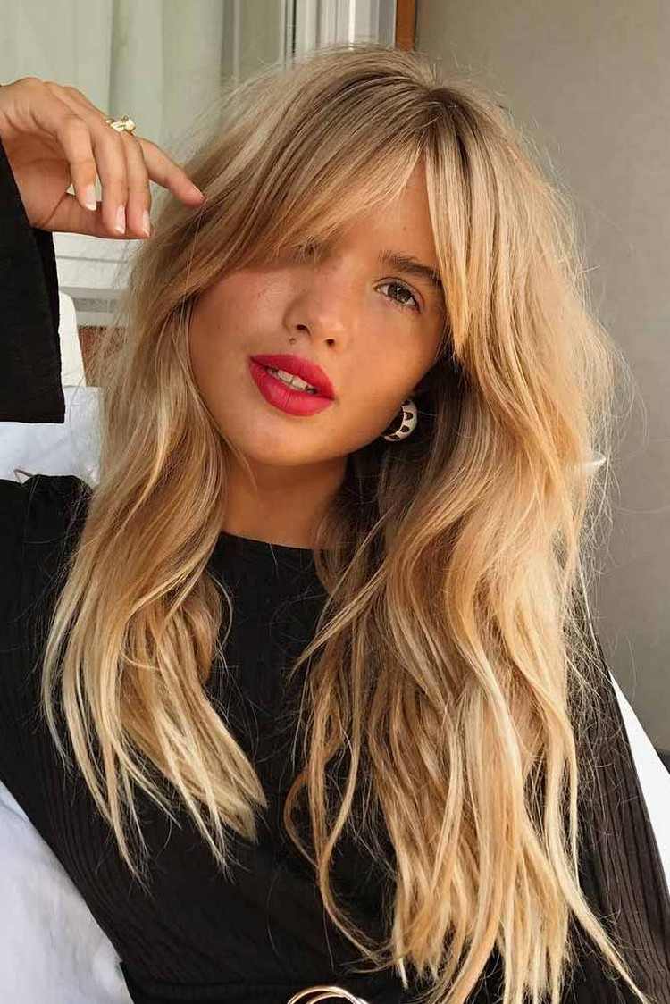 peinado de moda de mujer con flequillo en este año