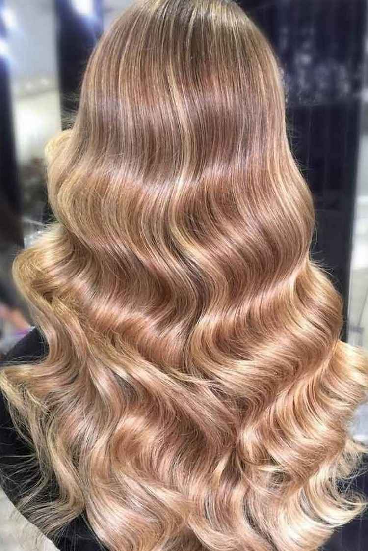 peinado de moda de mujer con cabello ondulado en este año