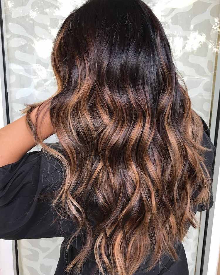 peinado de moda para mujer con cabello ondulado
