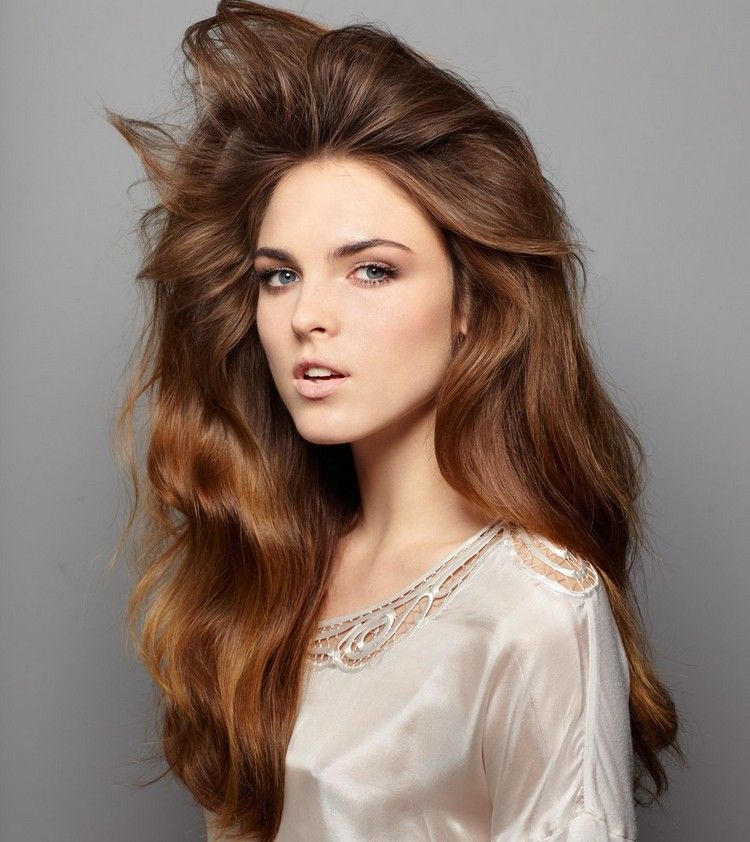 peinado mujer tendencia de moda con volumen