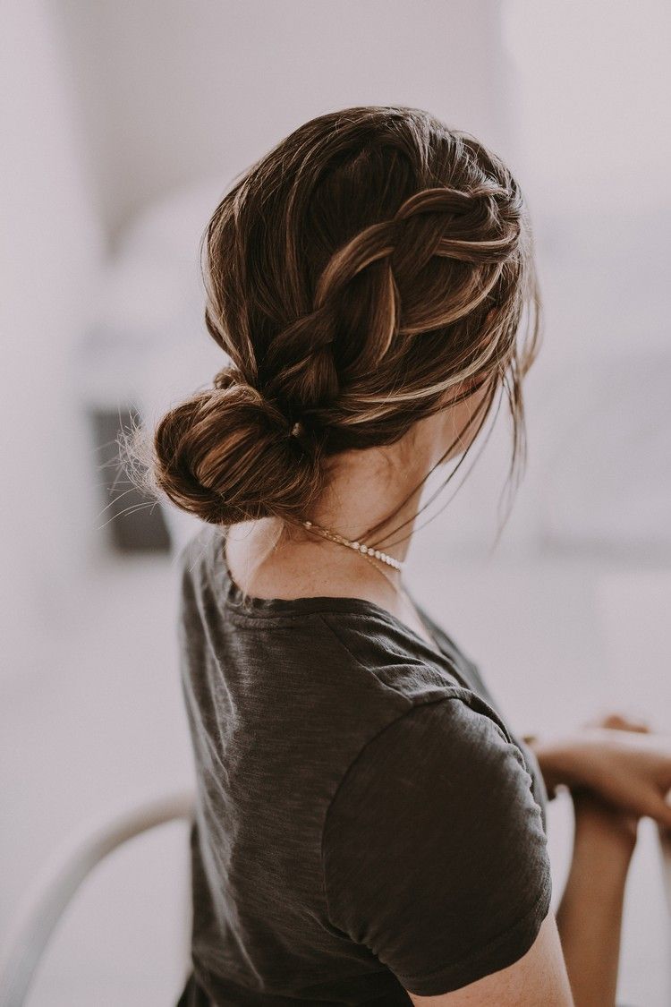 peinado de moda de mujer con moño y trenza en este año