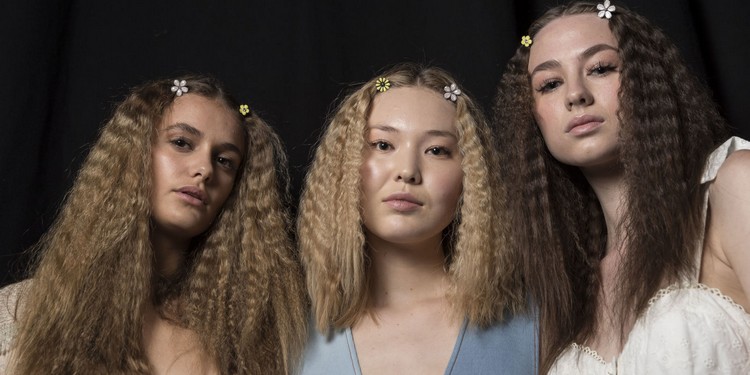 peinado de mujer tendencia gofre en el cabello