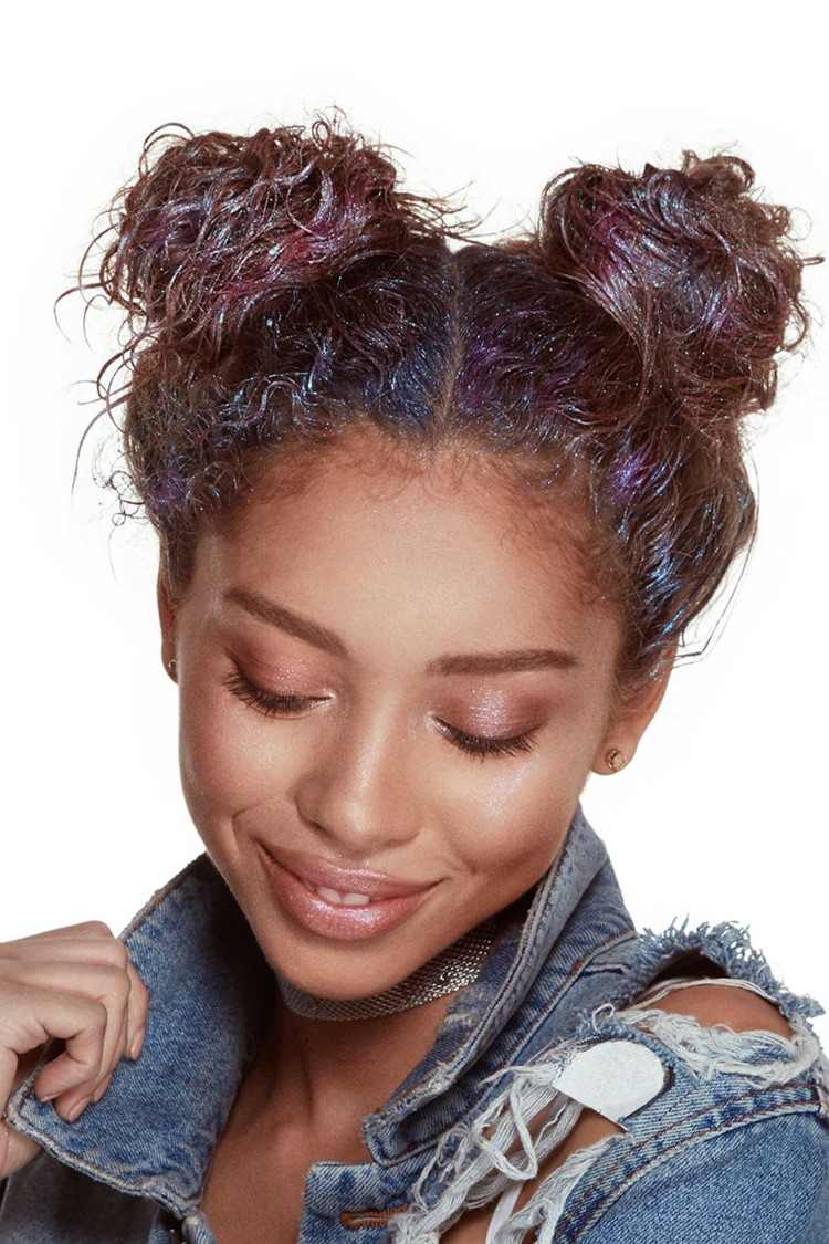 El peinado del festival de Coachella muestra moños espaciales, cabello rizado brillante