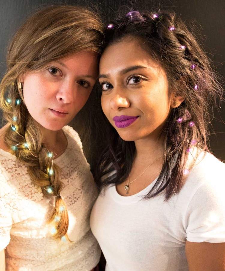 El peinado del festival de Coachella presenta cabello largo coloreado
