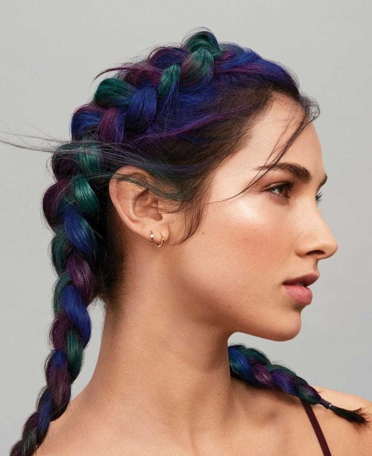 El peinado del festival de Coachella luce trenzas de espiga de cabello de color en mujer