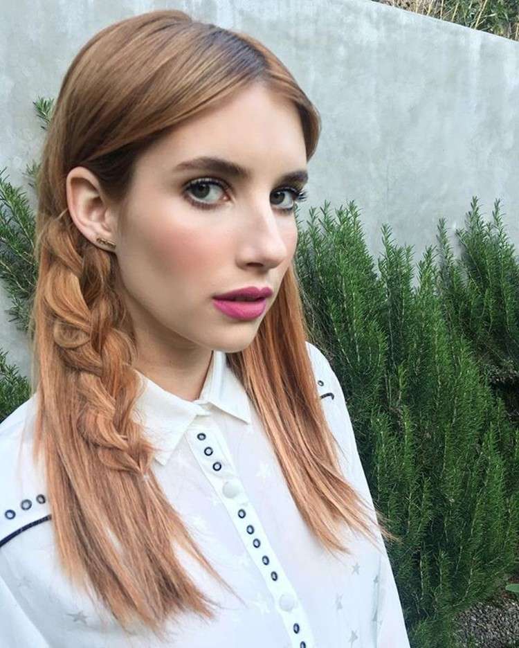 El peinado del festival de Coachella muestra a Emma Roberts con cabello rubio fresa de longitud media y una pequeña trenza lateral