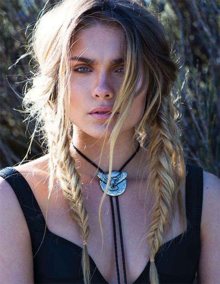 El peinado del festival de Coachella muestra dos trenzas puntiagudas al estilo bohemio, elegante y con encanto romántico