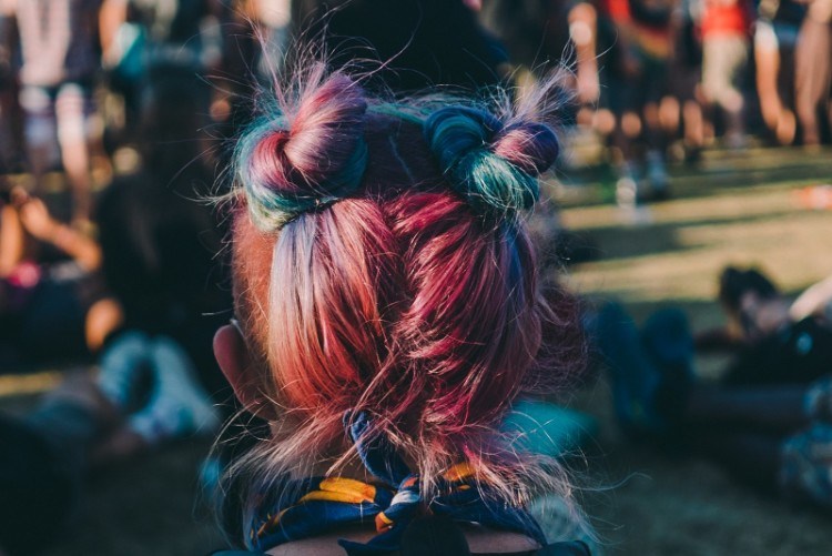 El peinado del festival de Coachella sigue la tendencia del cabello de unicornio.