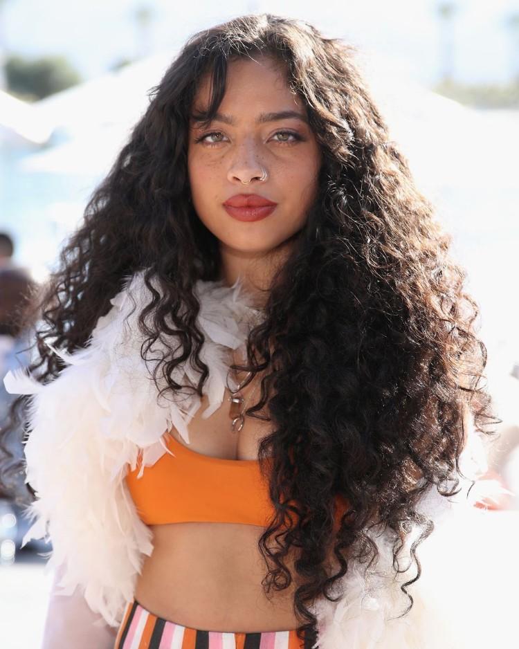 El peinado del festival de Coachella como ejemplo de cabello largo y rizado