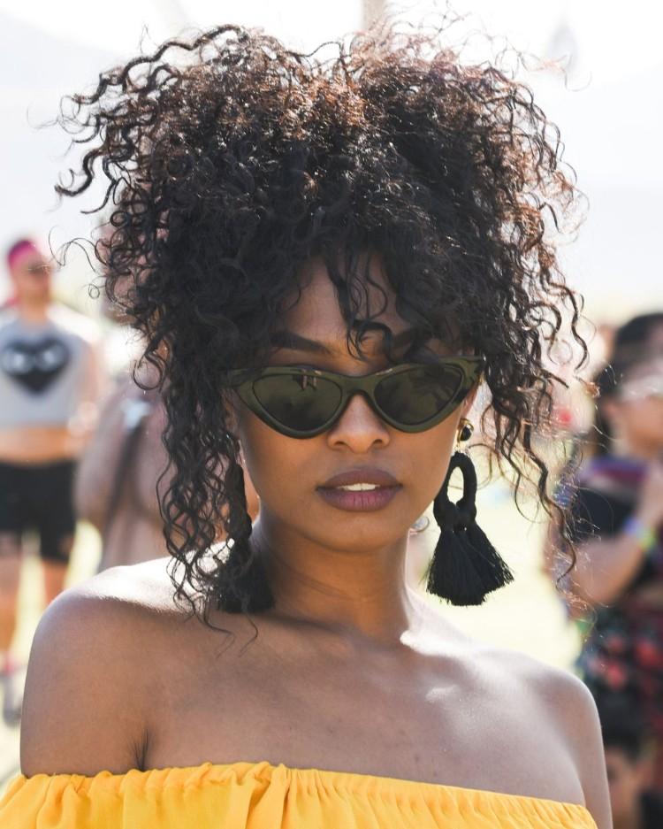 El peinado del festival de Coachella con las últimas tendencias en estilos afro con peinado de piña