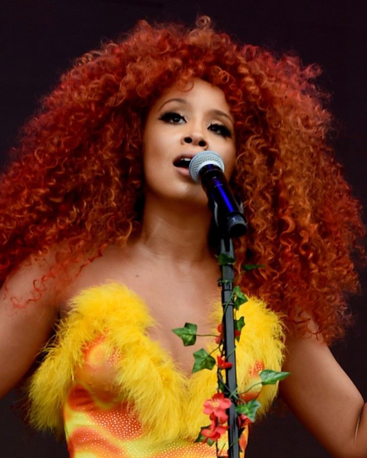El peinado del festival de Coachella con un gran cabello afro en tonos rojo ámbar