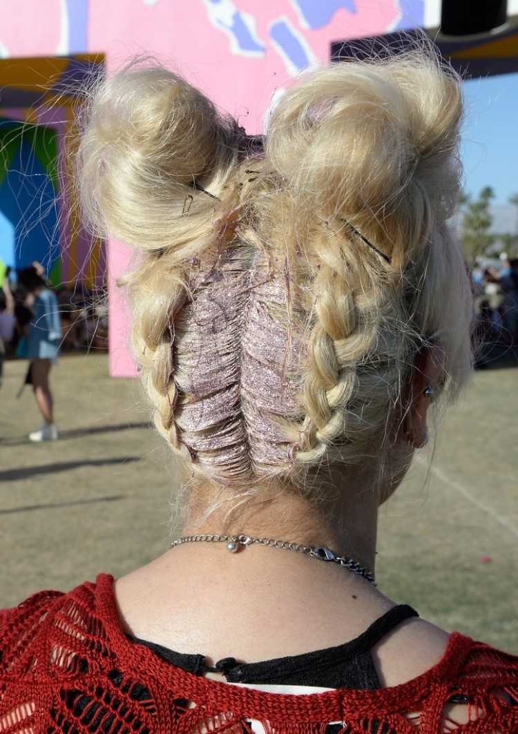 El peinado del festival de Coachella con trenzas en la espalda y moño brillante