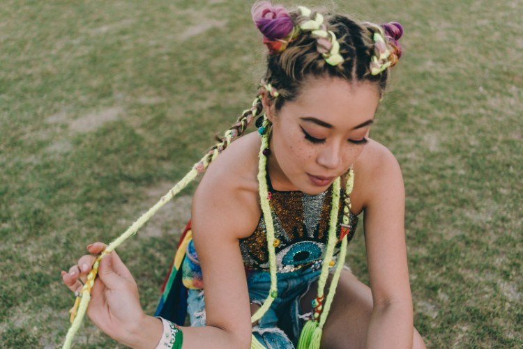 El peinado del festival de Coachella similar a la tendencia de cabello de unicornio con trenzas africanas