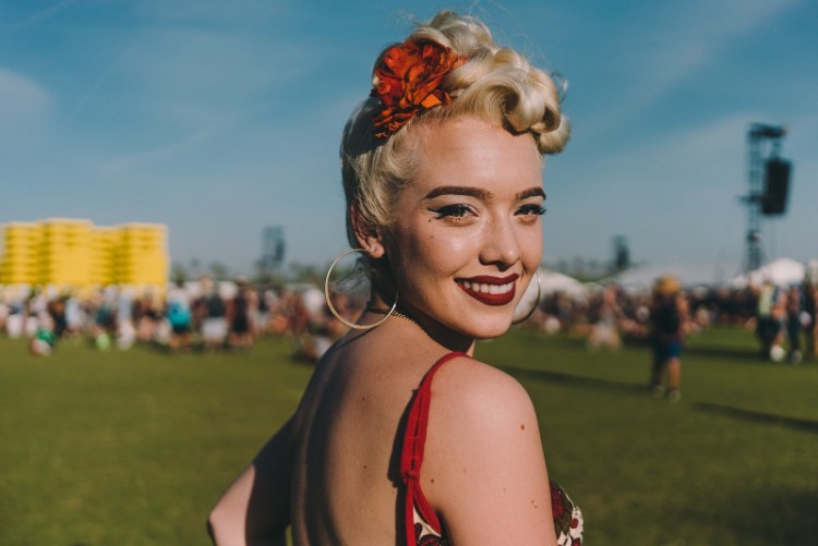 El peinado del evento de Coachella se parece al estilo pin up de los años 80