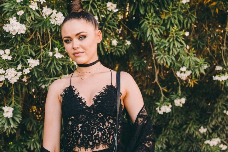 Joven se ve con el peinado del Festival de Coachella