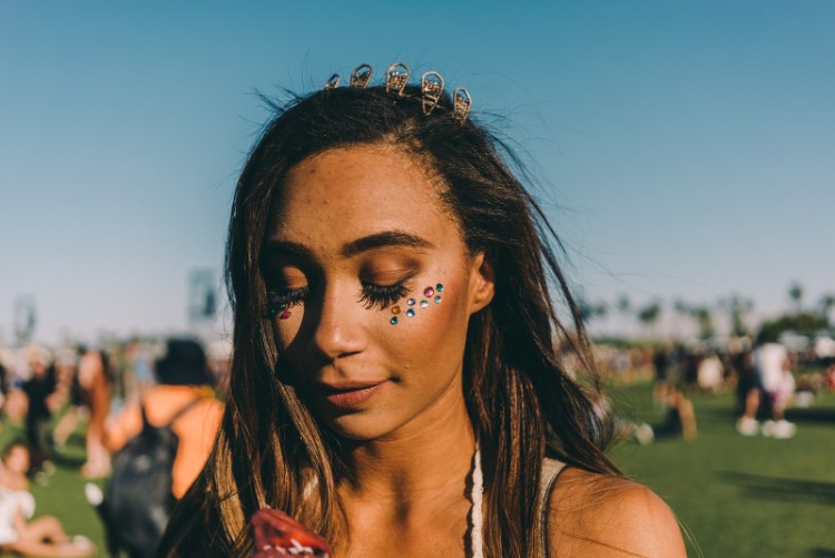 Los accesorios para el peinado del festival de Coachella evocan el estilo de cabello largo y suelto
